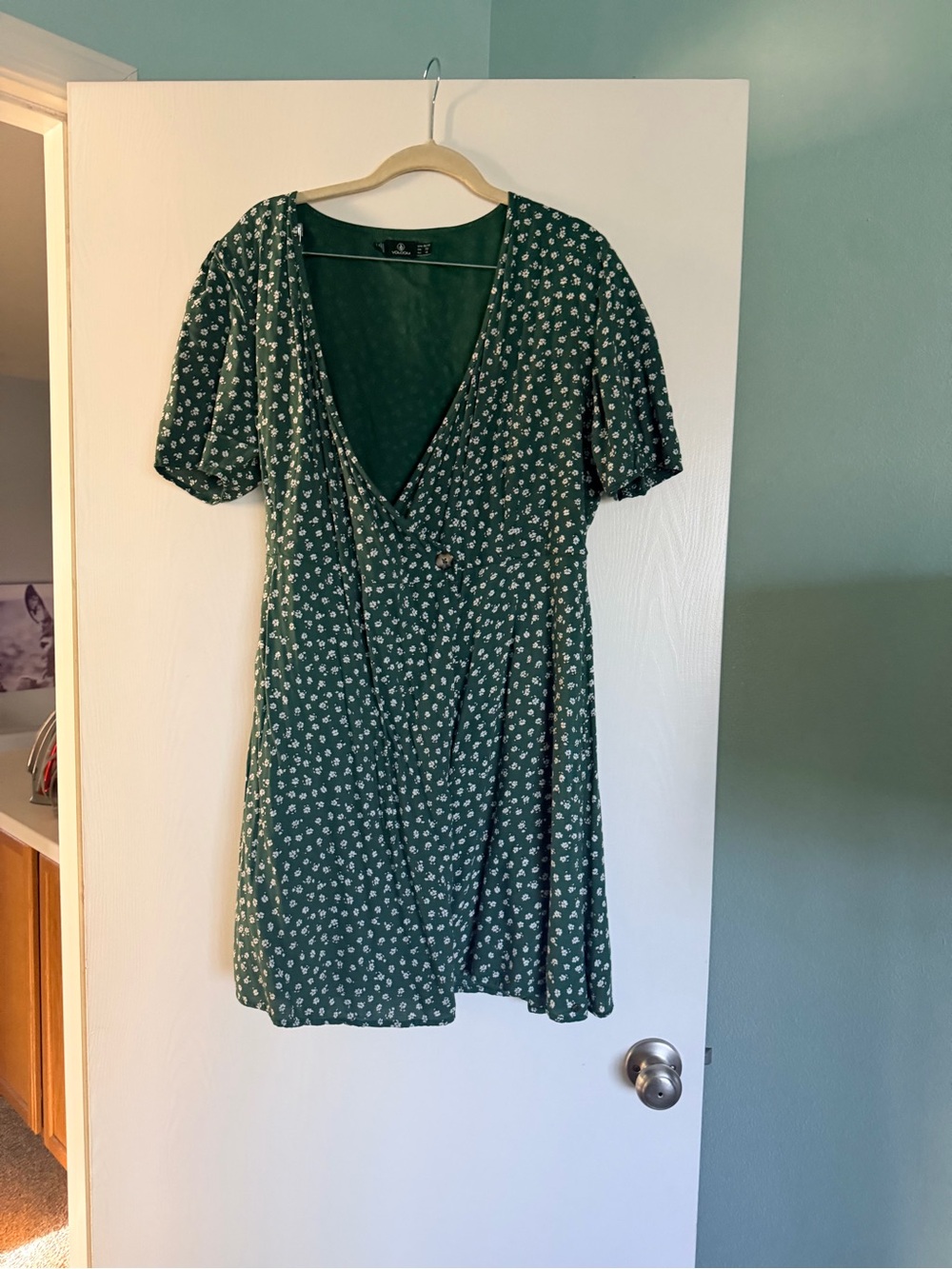 Volcom XL 12 Green Floral Wrap Skater Dress Flutter Sleeve EUC